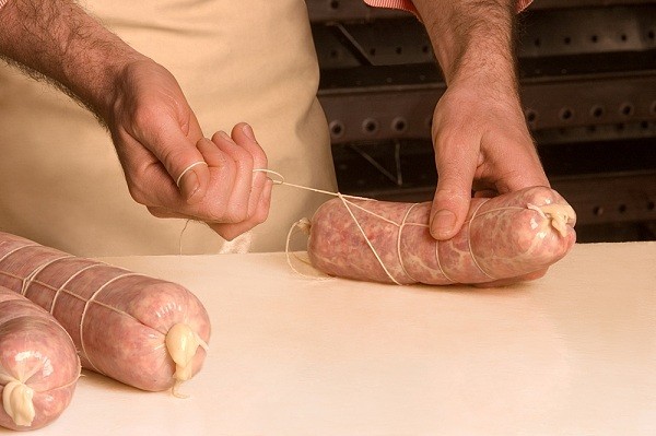 Legatura manuale del salame