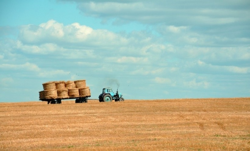 Una trattrice al lavoro in campagna