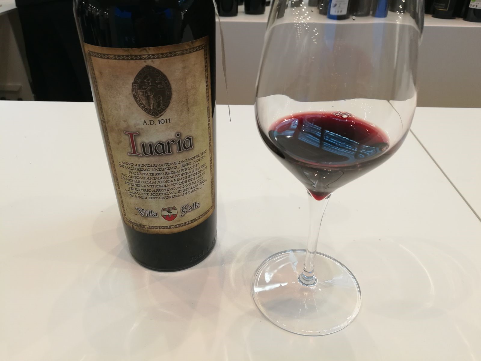 Vino Iuaria nel calice. Vinitaly 2018