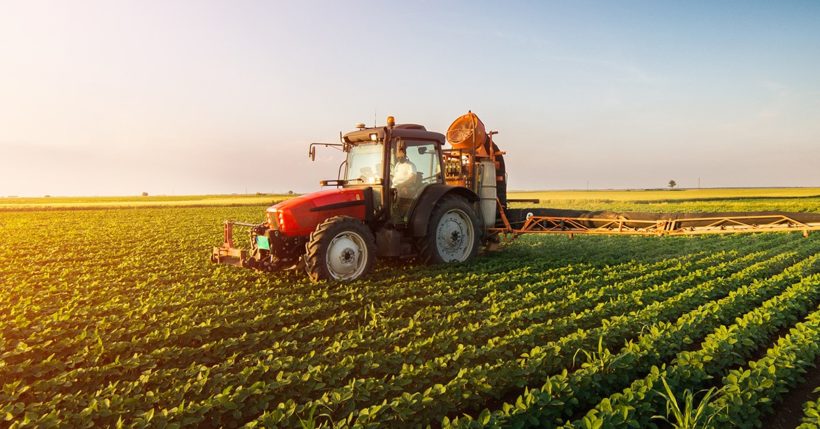 Trattore a lavoro in campo di ortaggi