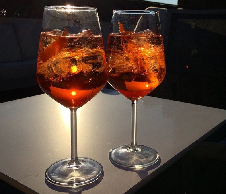 Spritz (Di Winniepix from UK - Aperol spritz as the sun goes down, CC BY 2.0, https://commons.wikimedia.org/w/index.php?curid=43631989)