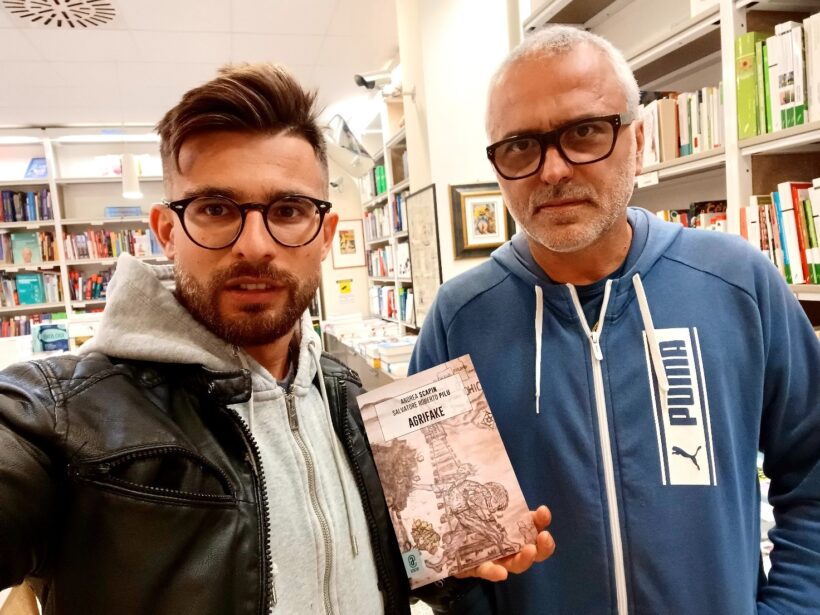 Autori del libro AGRIFAKE in libreria Cortina a Milano. Il Dr in Scienze Agrarie Andrea Scapin a sinistra, il professor in Genetica agraria Roberto Pilu dell’Università degli Studi di Milano a destra